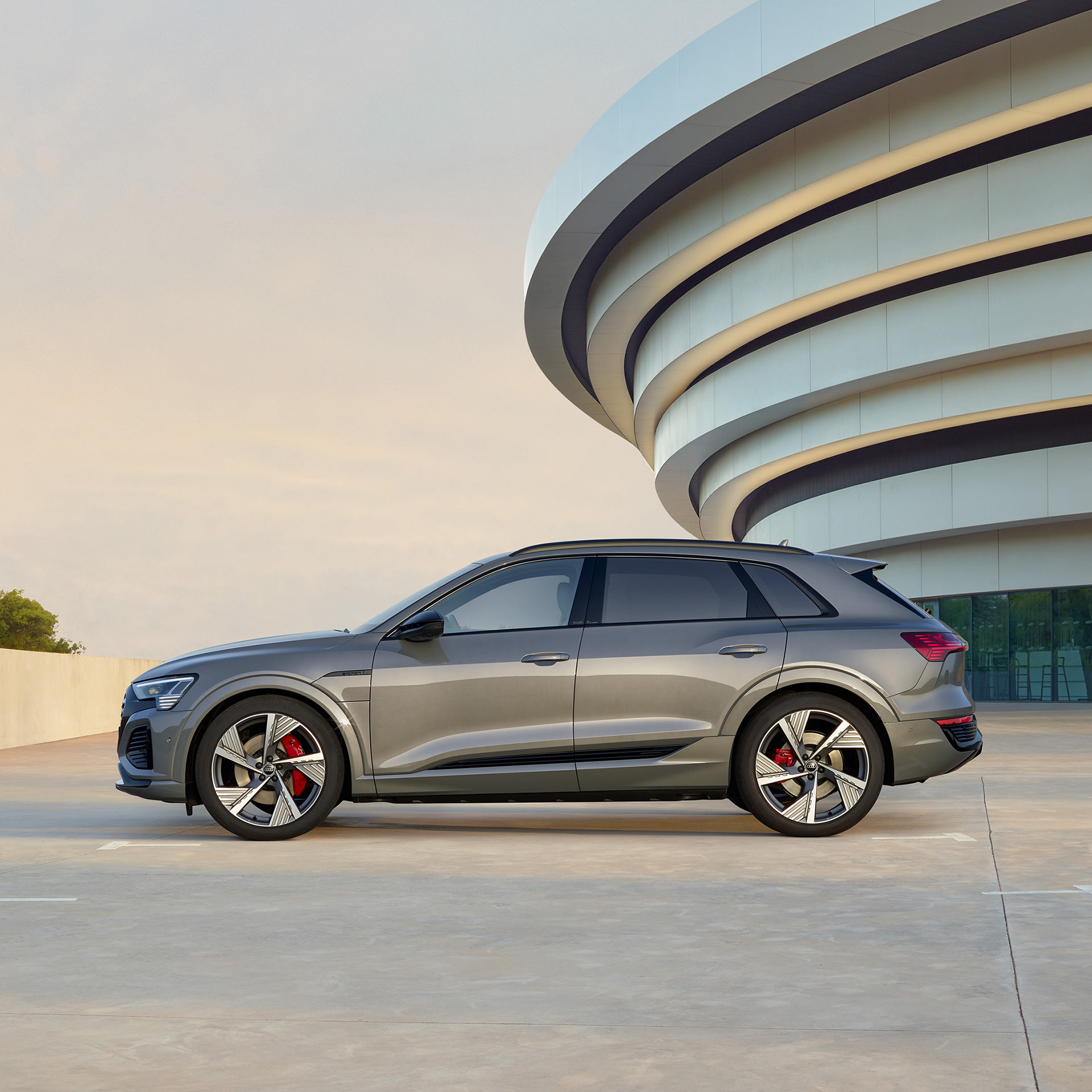 Audi Q8 e-tron văzut din profil