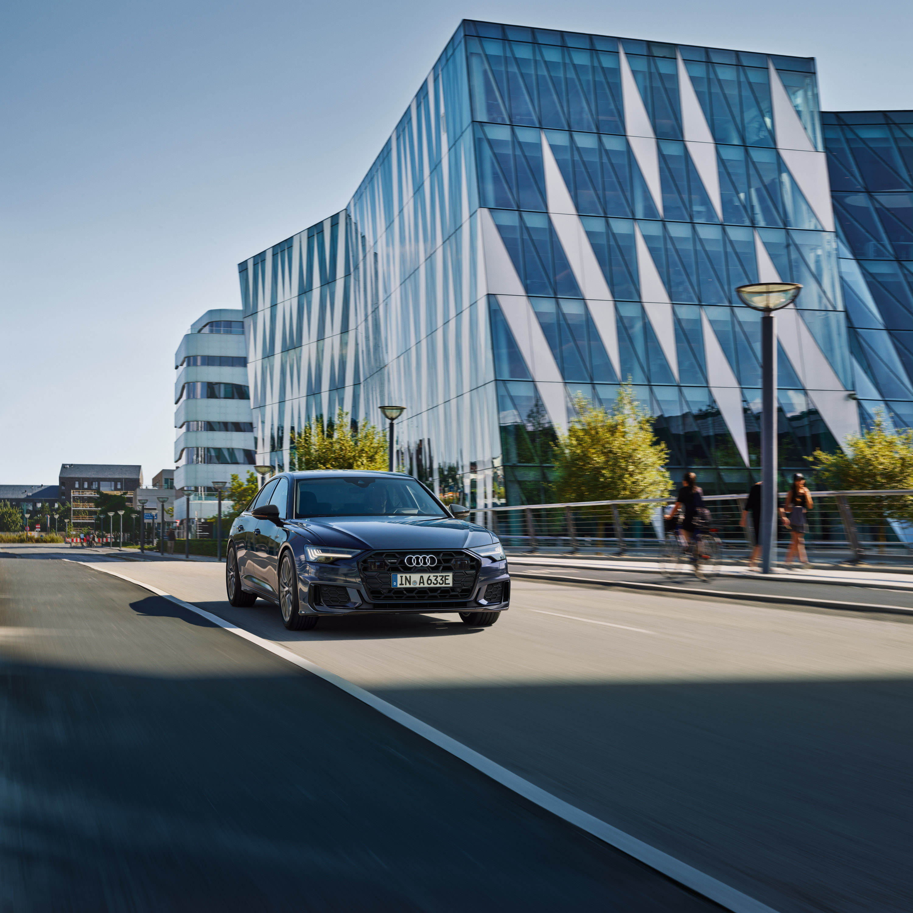Dynamische Frontansicht Audi A6 Limousine TFSI e