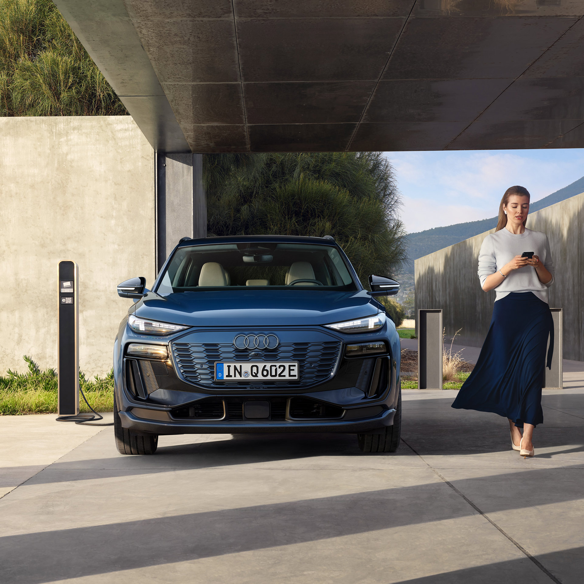 Vedere frontală Audi Q6 e-tron