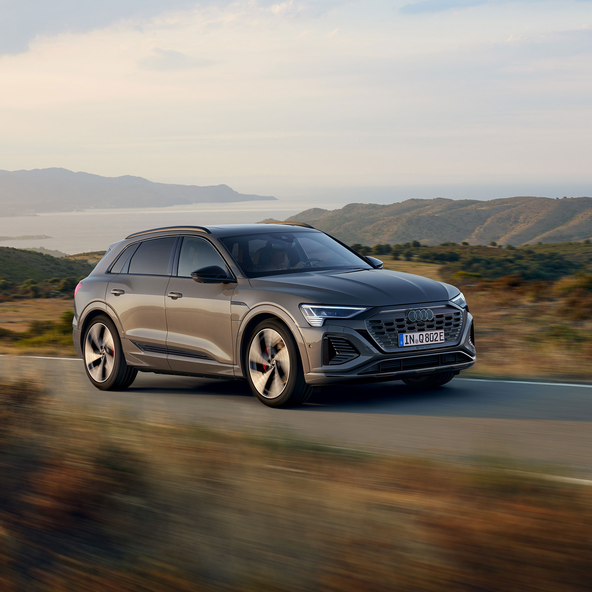 Audi Q8 e-tron în mișcare, văzut din profil