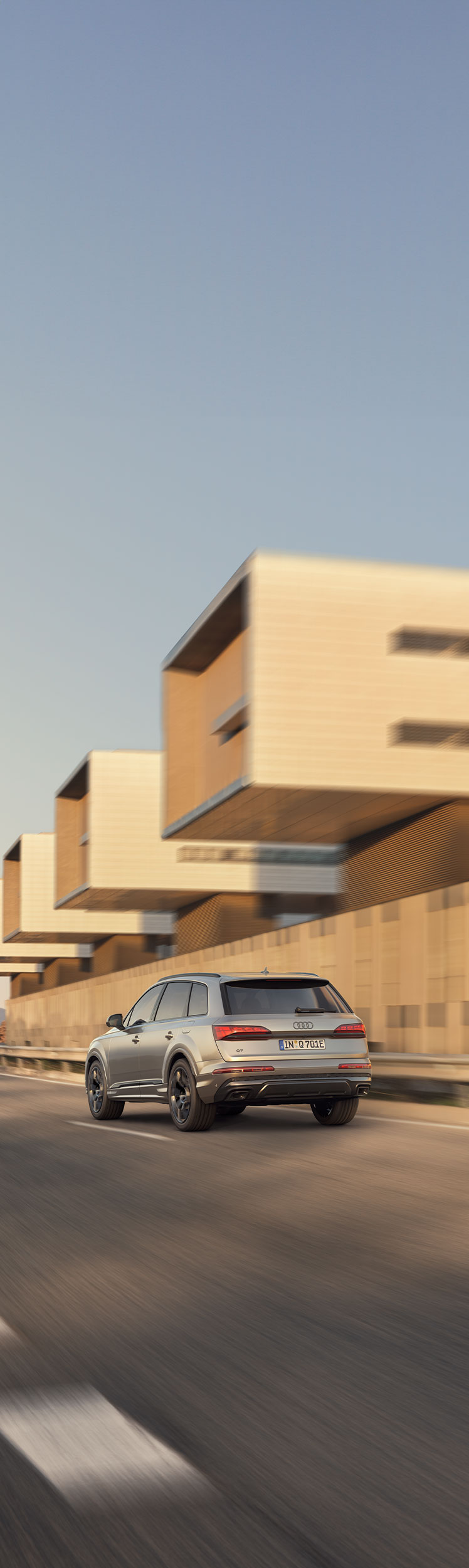 Audi Q7 TFSI e boční pohled na záď vozu