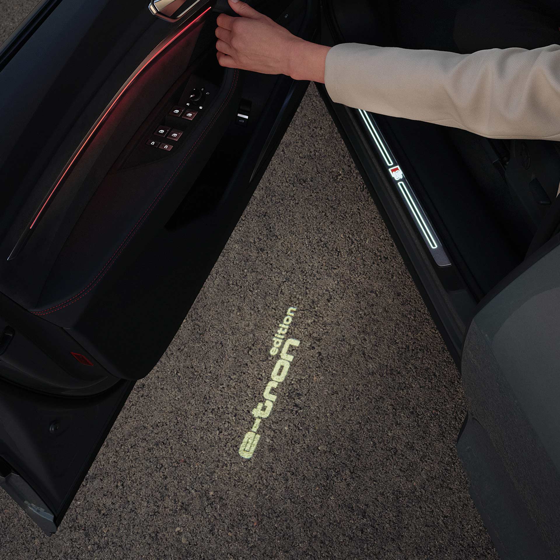 Odprta voznikova vrata s talno projekcijo Audi Q8 e-tron