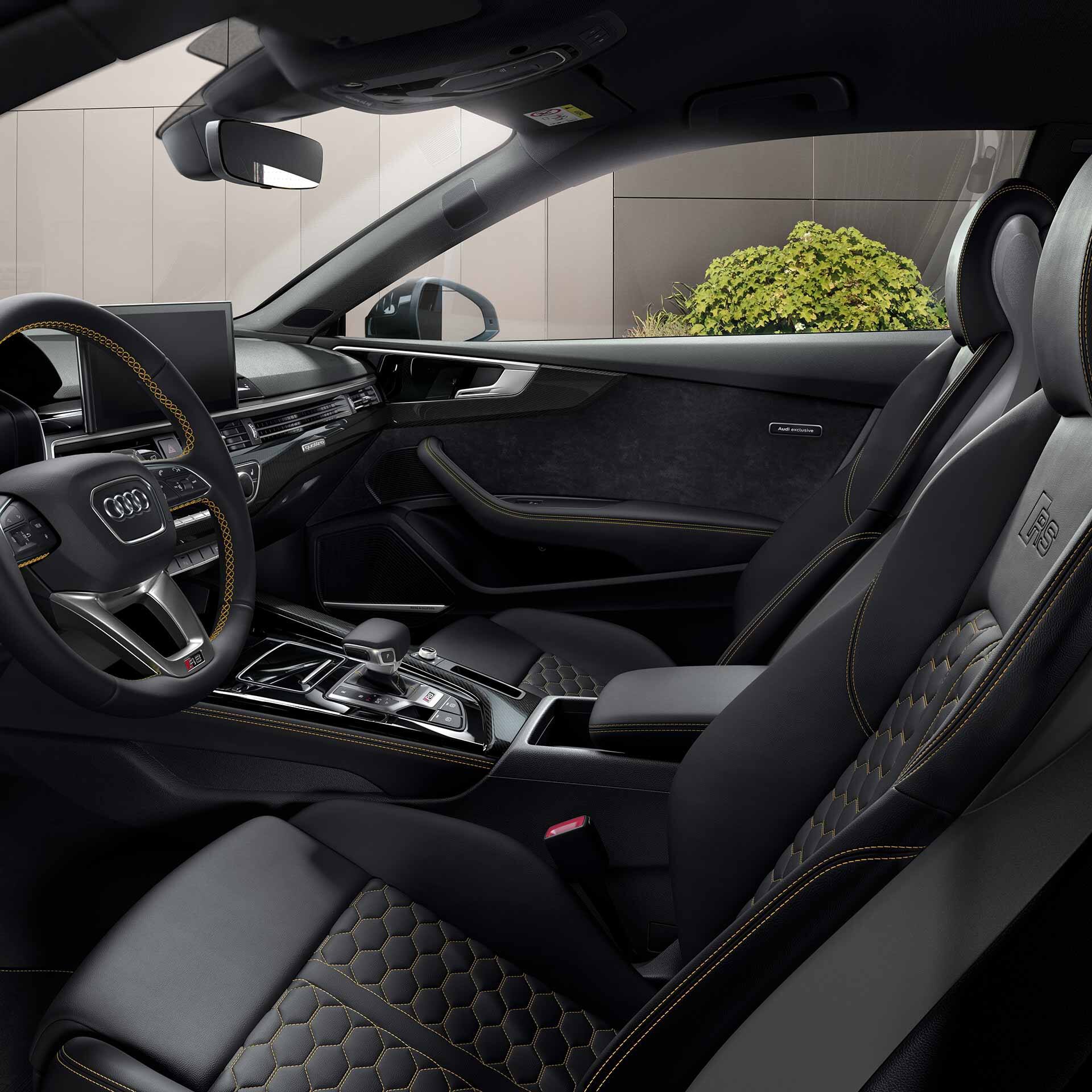 Pamje e brendshme e RS5 Coupé me aksesorët ekskluzive të Audi