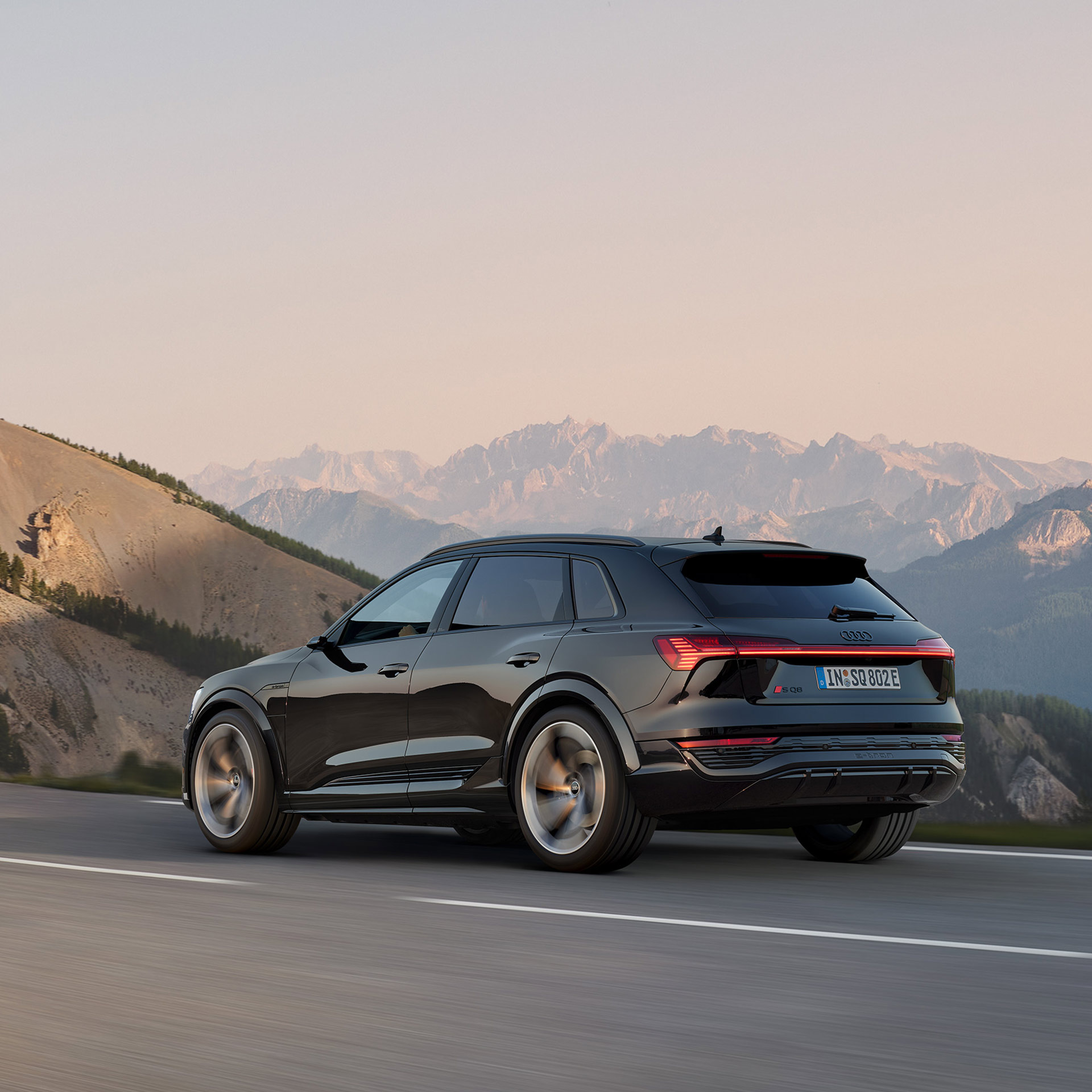 Audi SQ8 e-tron în mișcare, văzut din profil
