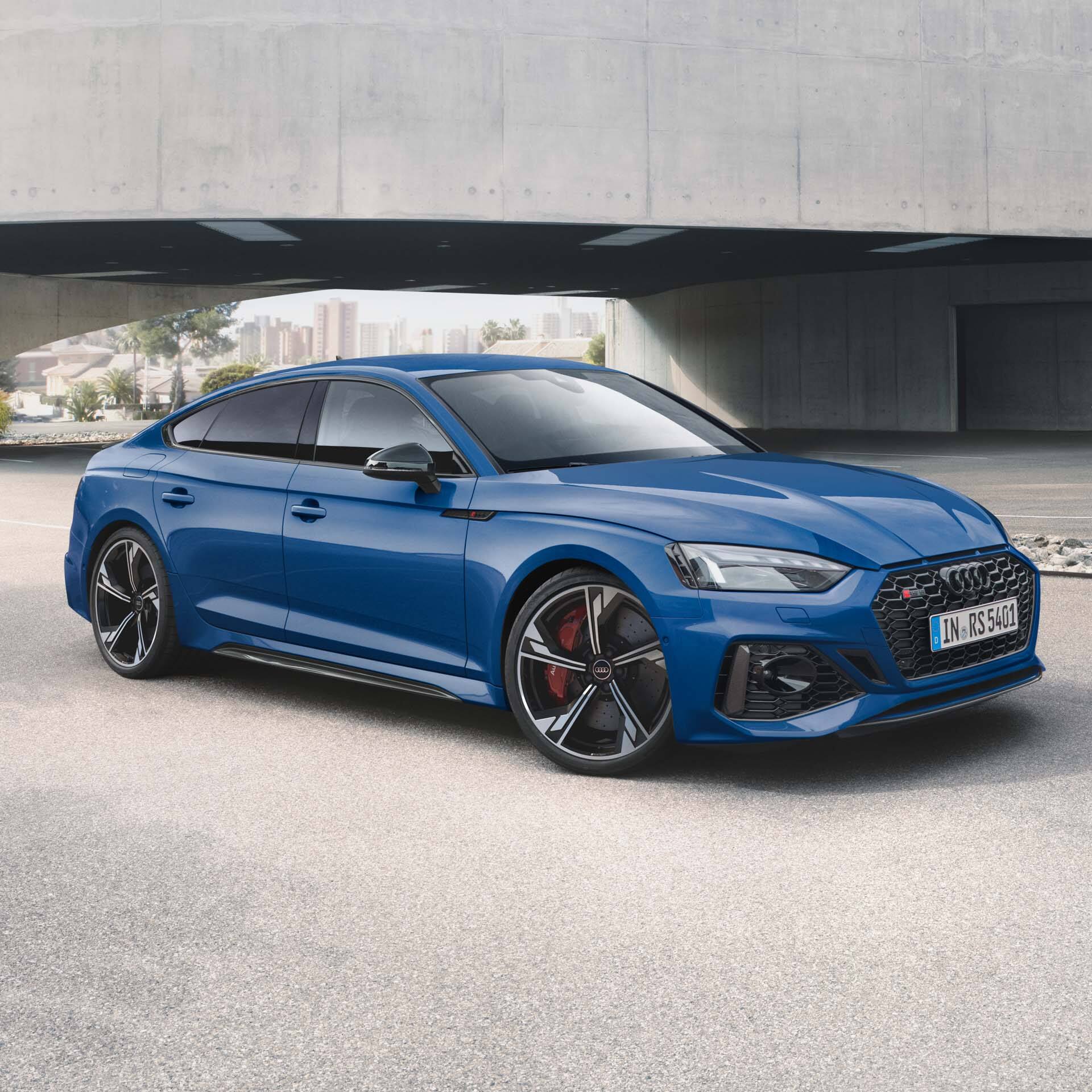 Audi RS5 Sportback në ngjyrë blu anash