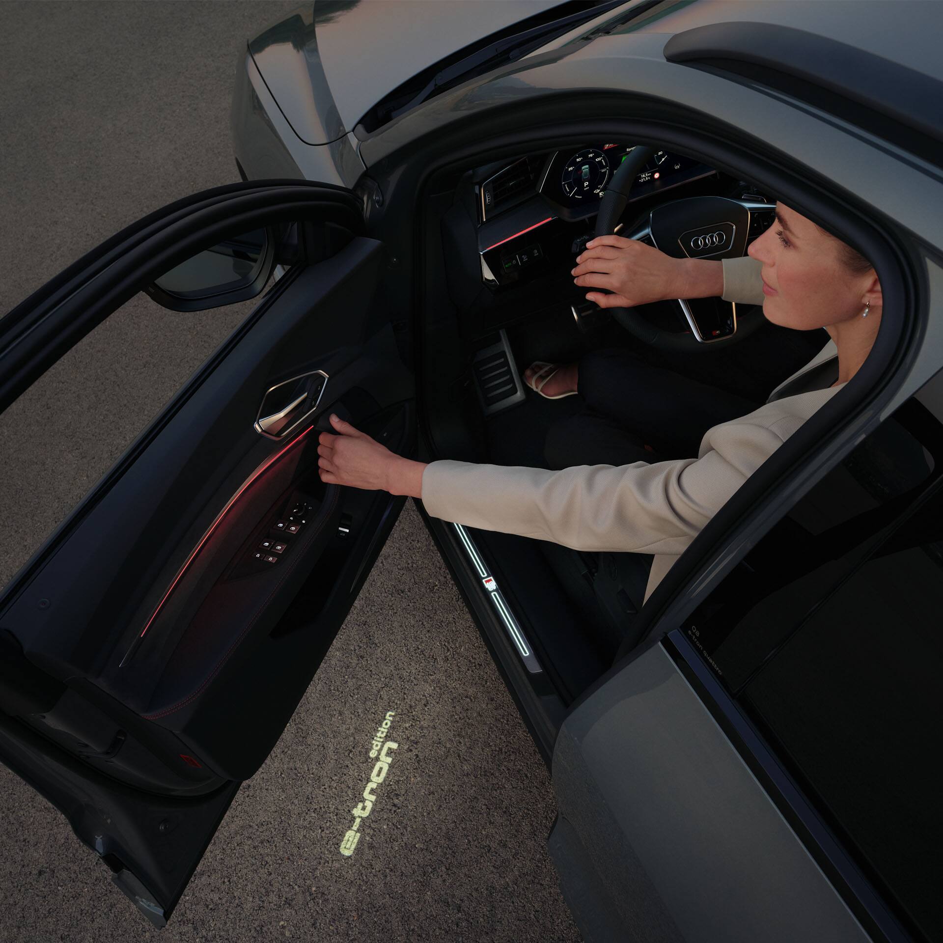 Отворена врата на водача с прожектори към земята в Audi Q8 Sportback e-tron