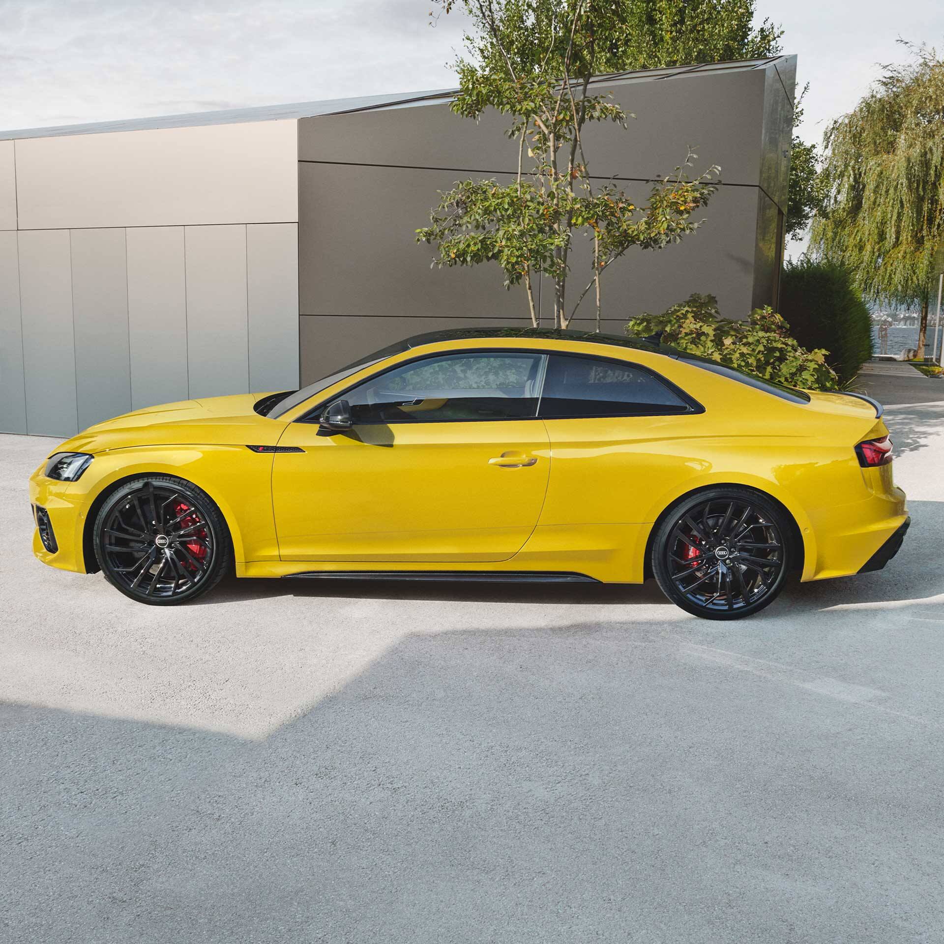 Audi RS5 Coupé galben, din profil