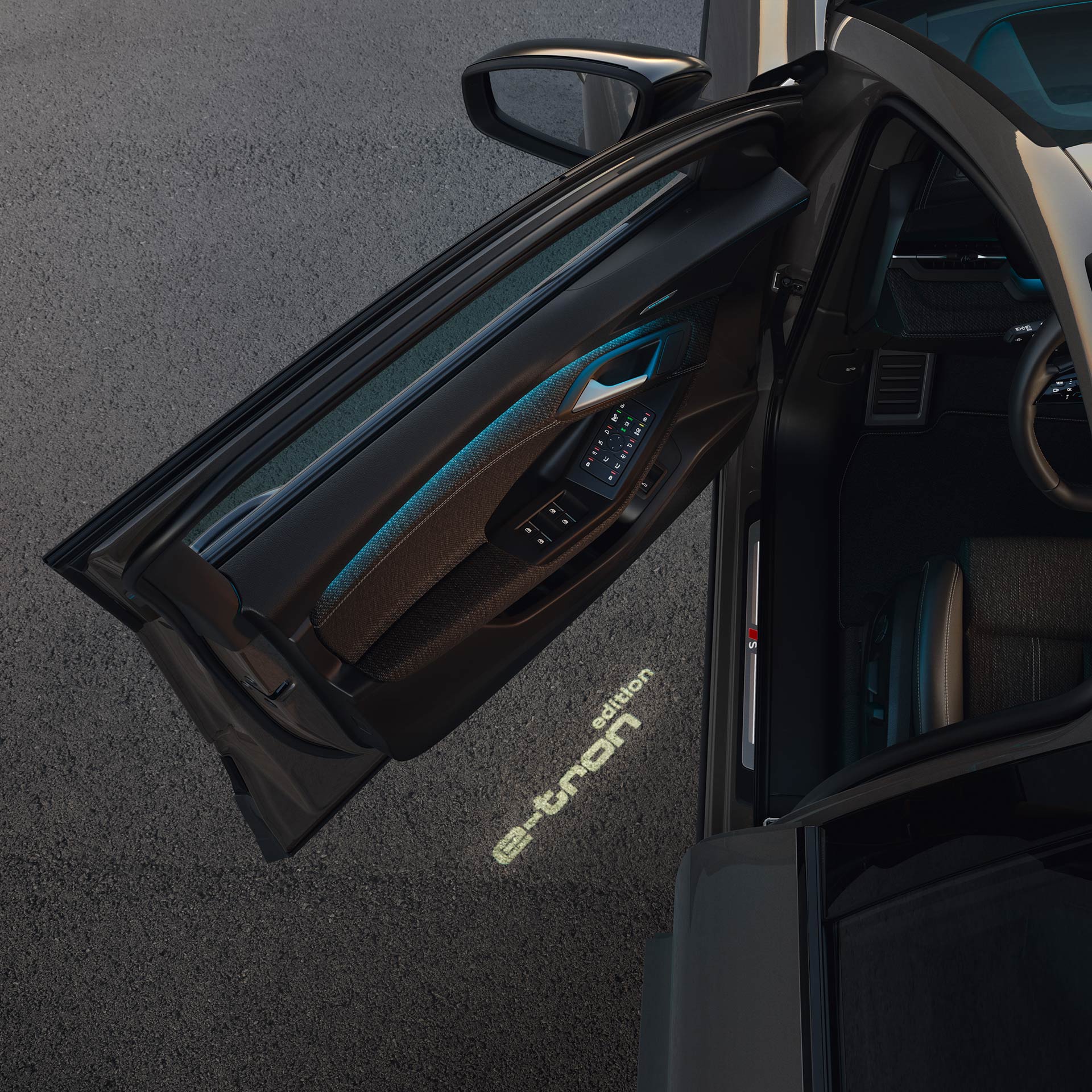 Otvorené dvere vodiča so svetelnou projekciou na cestu v Audi Q6 e-tron