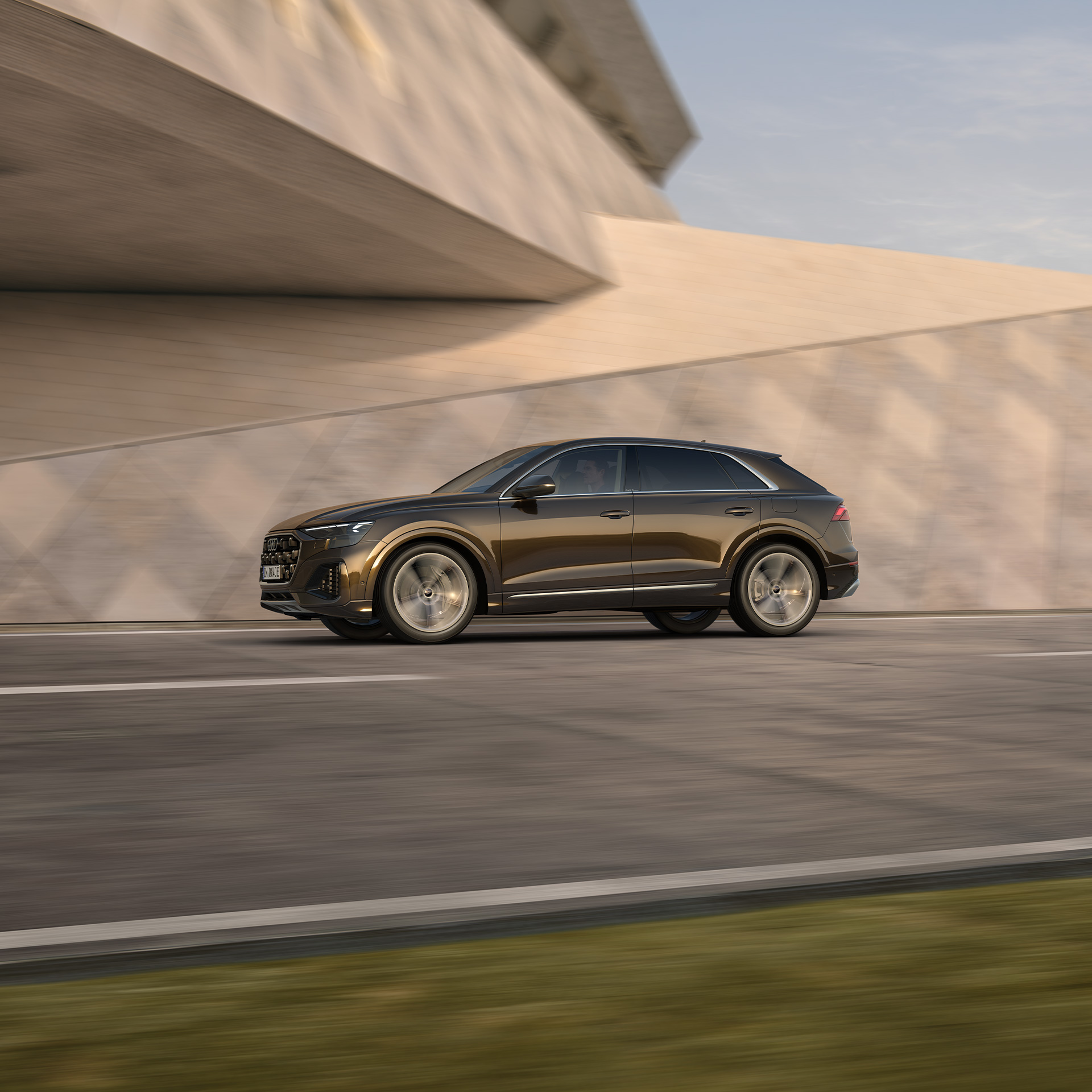 Audi Q8 SUV TFSI e vedere dinamică din profil