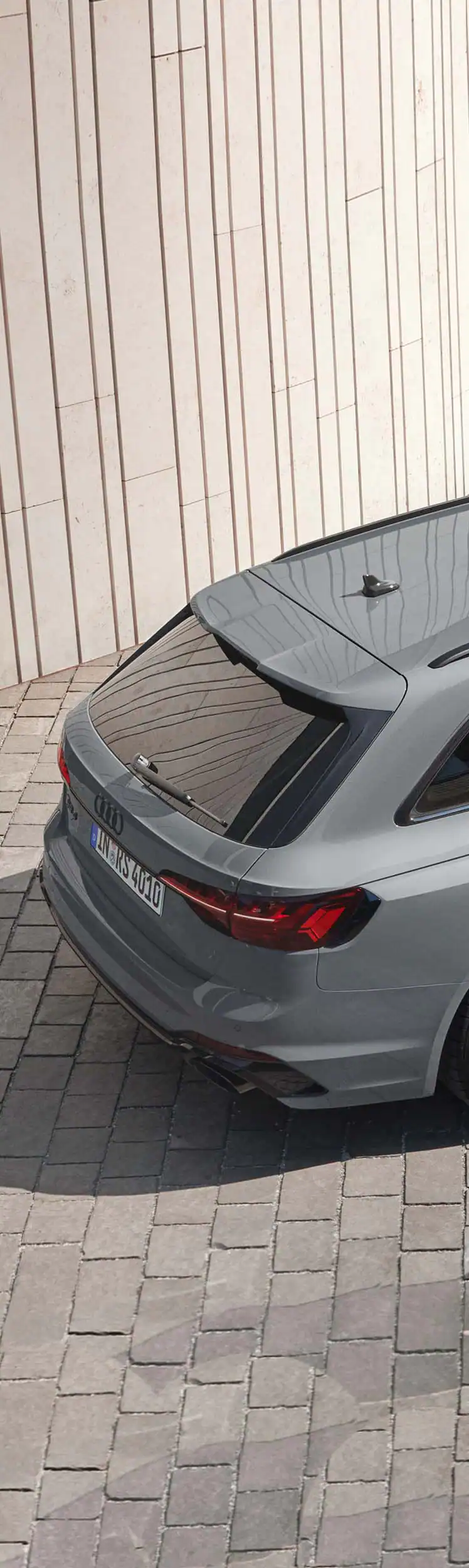 Audi RS 4 Avant side view