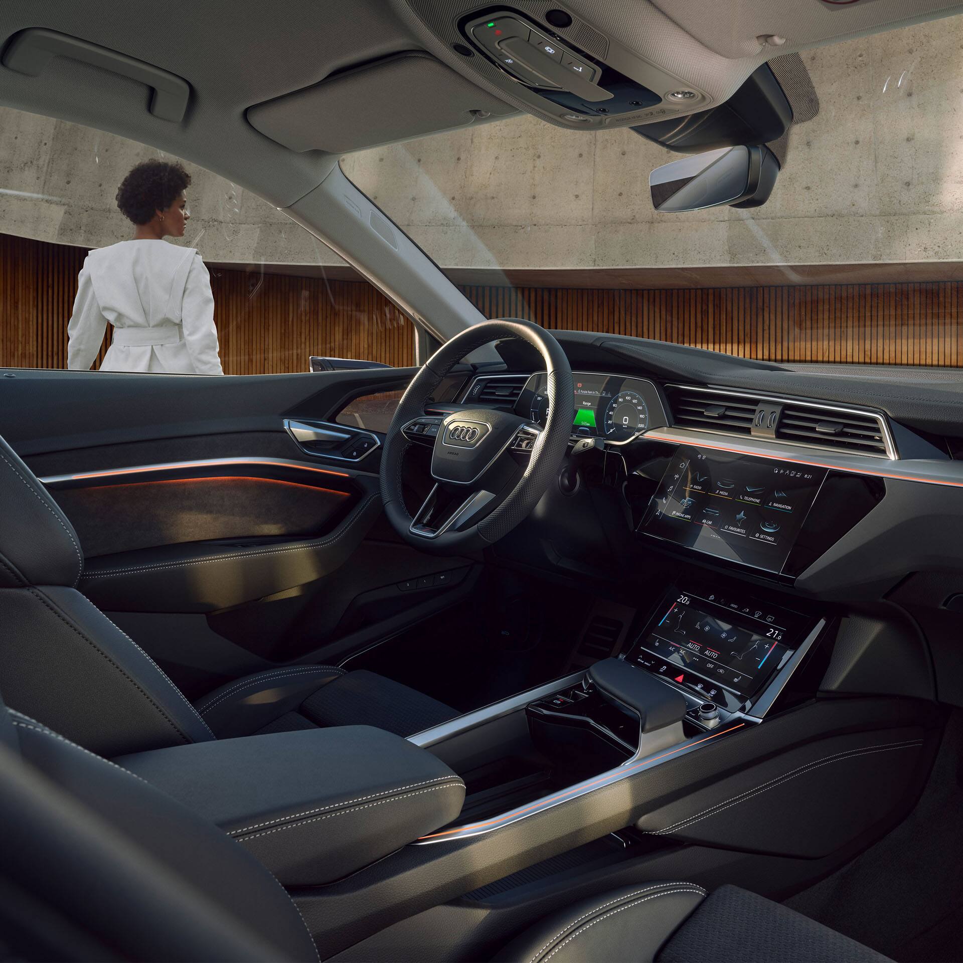 Страничен изглед от кокпита на Audi Q8 Sportback e-tron