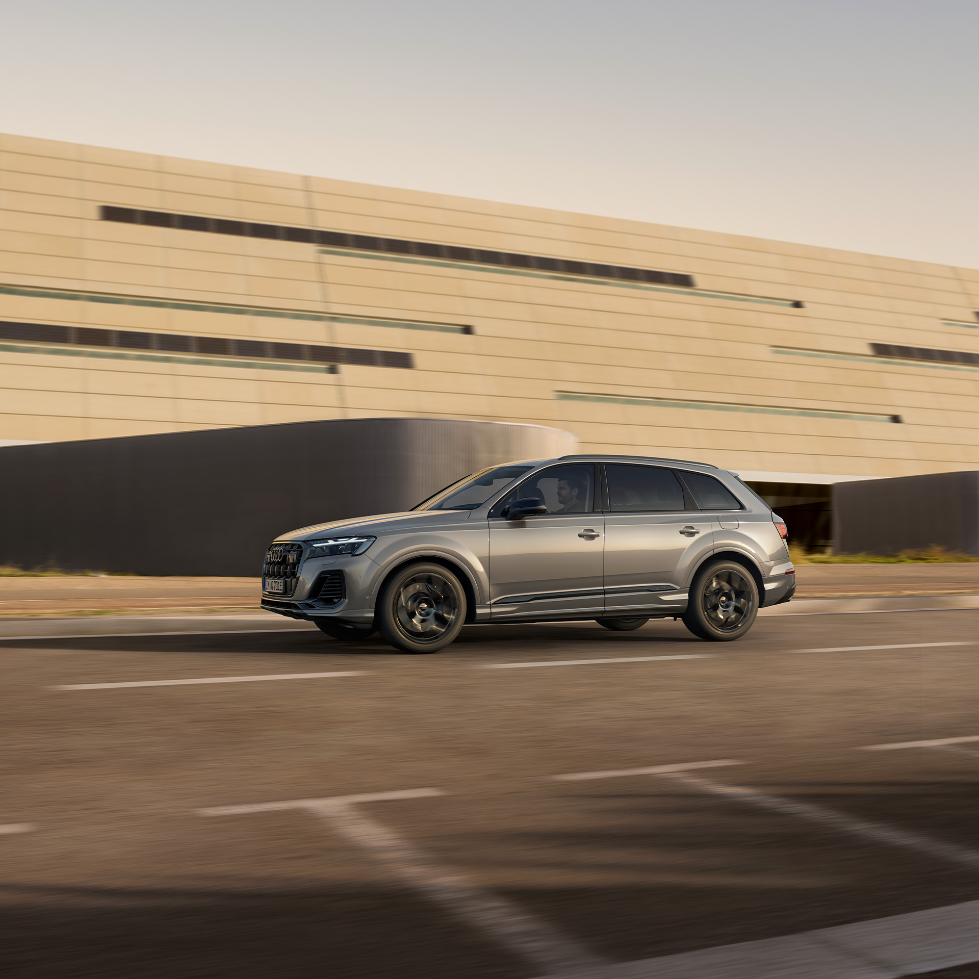 vedere dinamică din profil Audi Q7 TFSI e