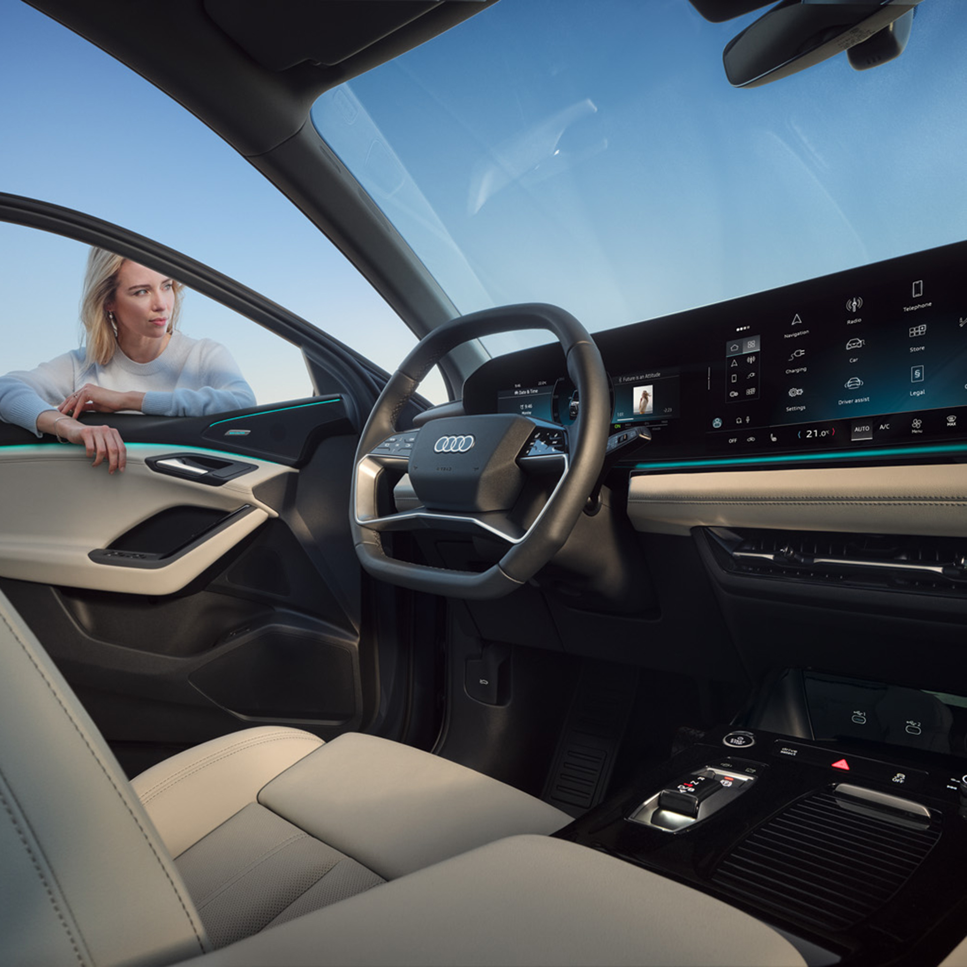 Stranski prikaz voznikovega prostora v vozilu Audi Q6 SUV e-tron