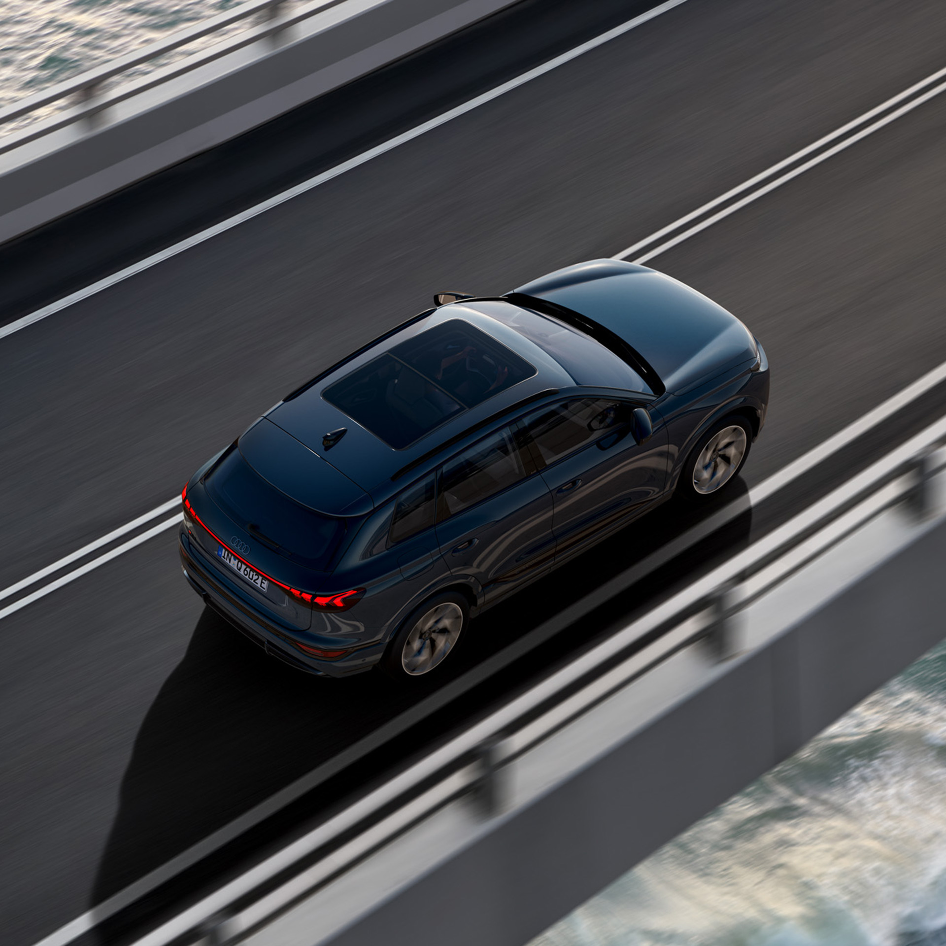 Dynamische Seitenansicht Audi Q6 SUV e-tron