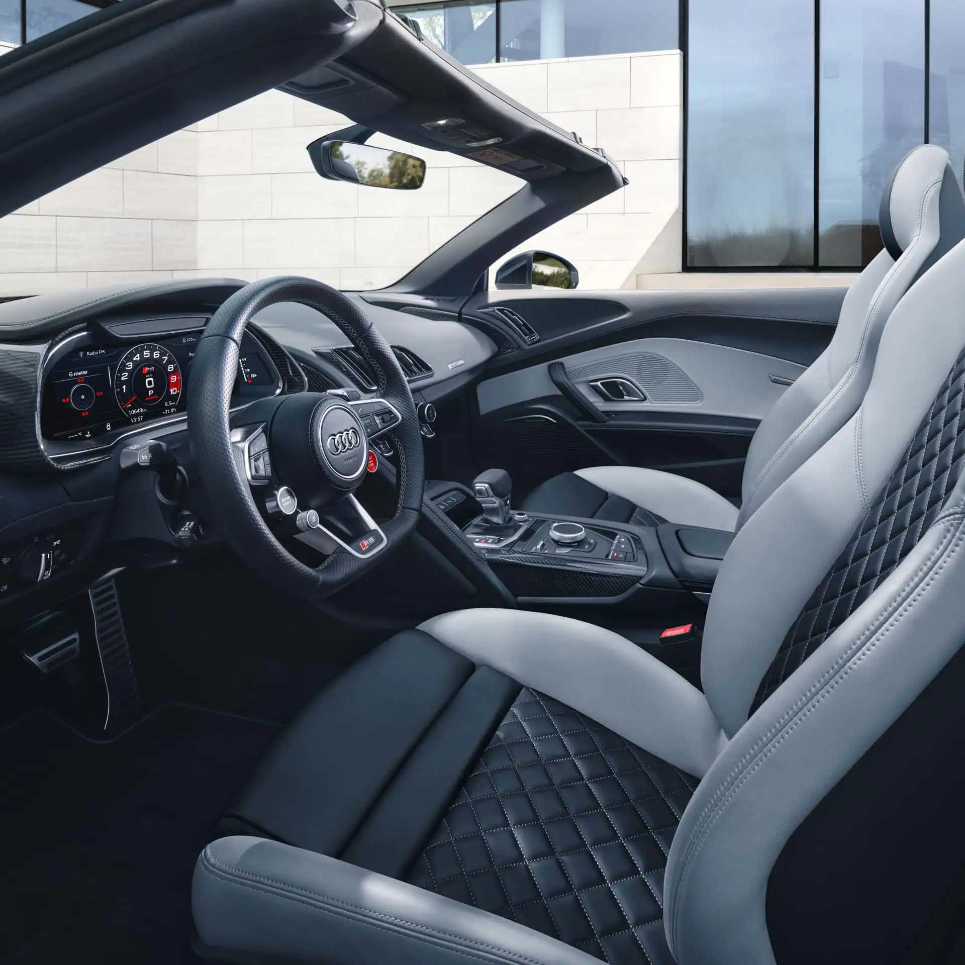 Seitliche Innenansicht des R8 Spyder V10 performance RWD mit grauen Details an den Sportsitzen