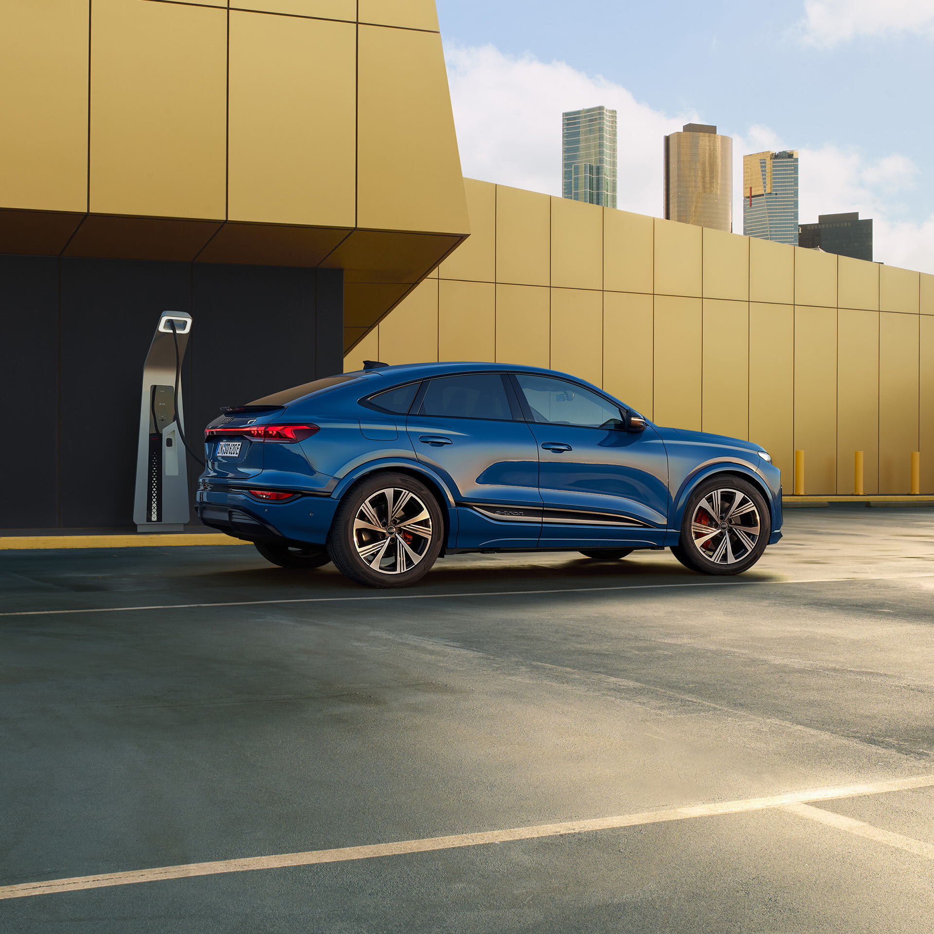 Laden eines Audi SQ6 SUV e-tron an einer HPC-Station