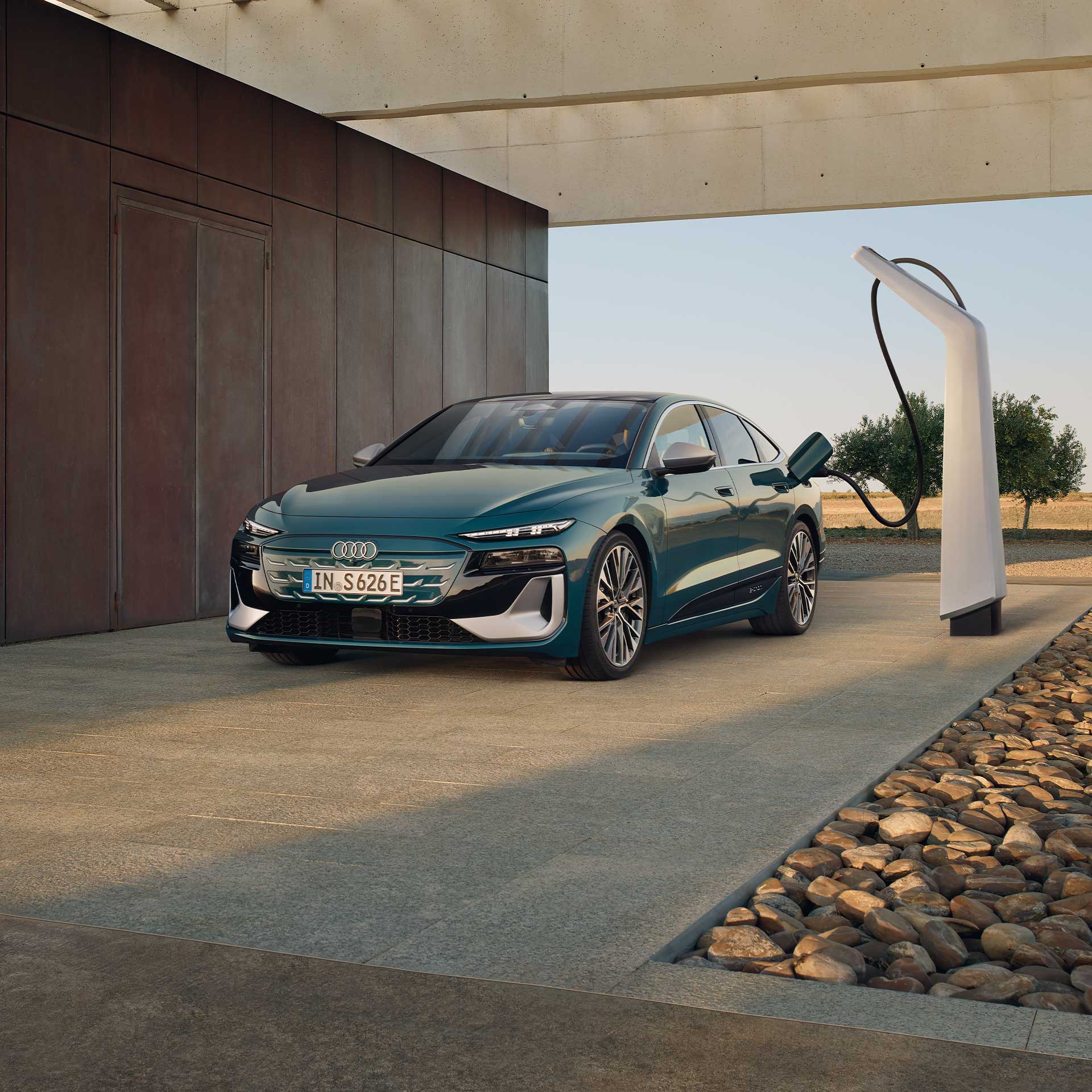 Audi S6 Sportback e-tron lädt an Ladesäule