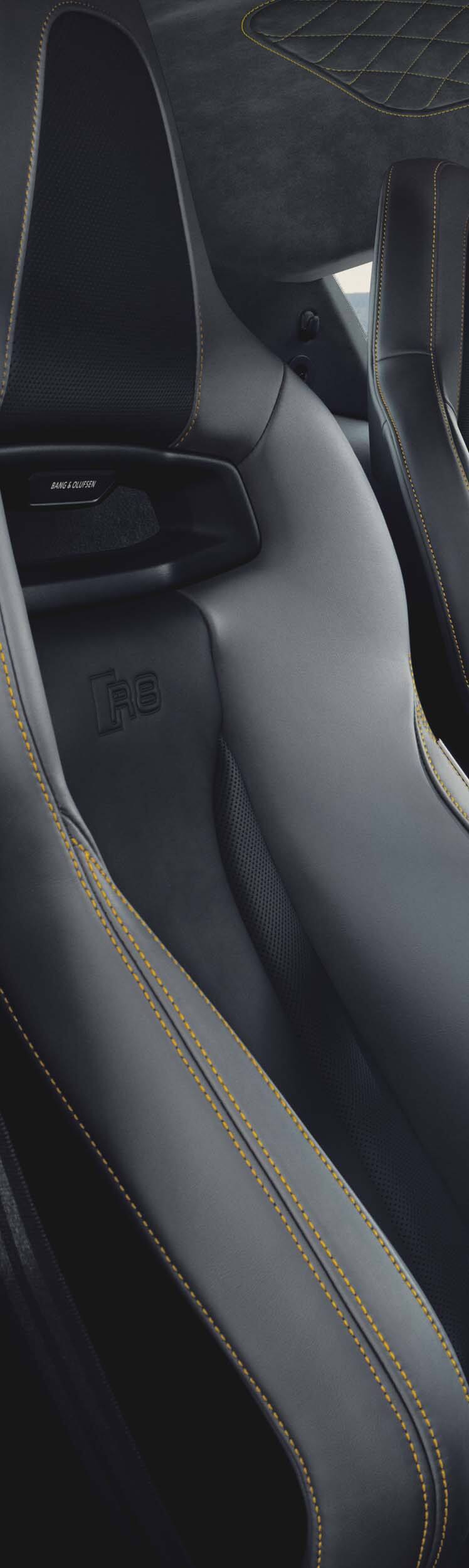 Innenansicht des R8 Coupé V10 performance RWD mit Sportsitzen mit gelben Ziernähten und gelben Details 