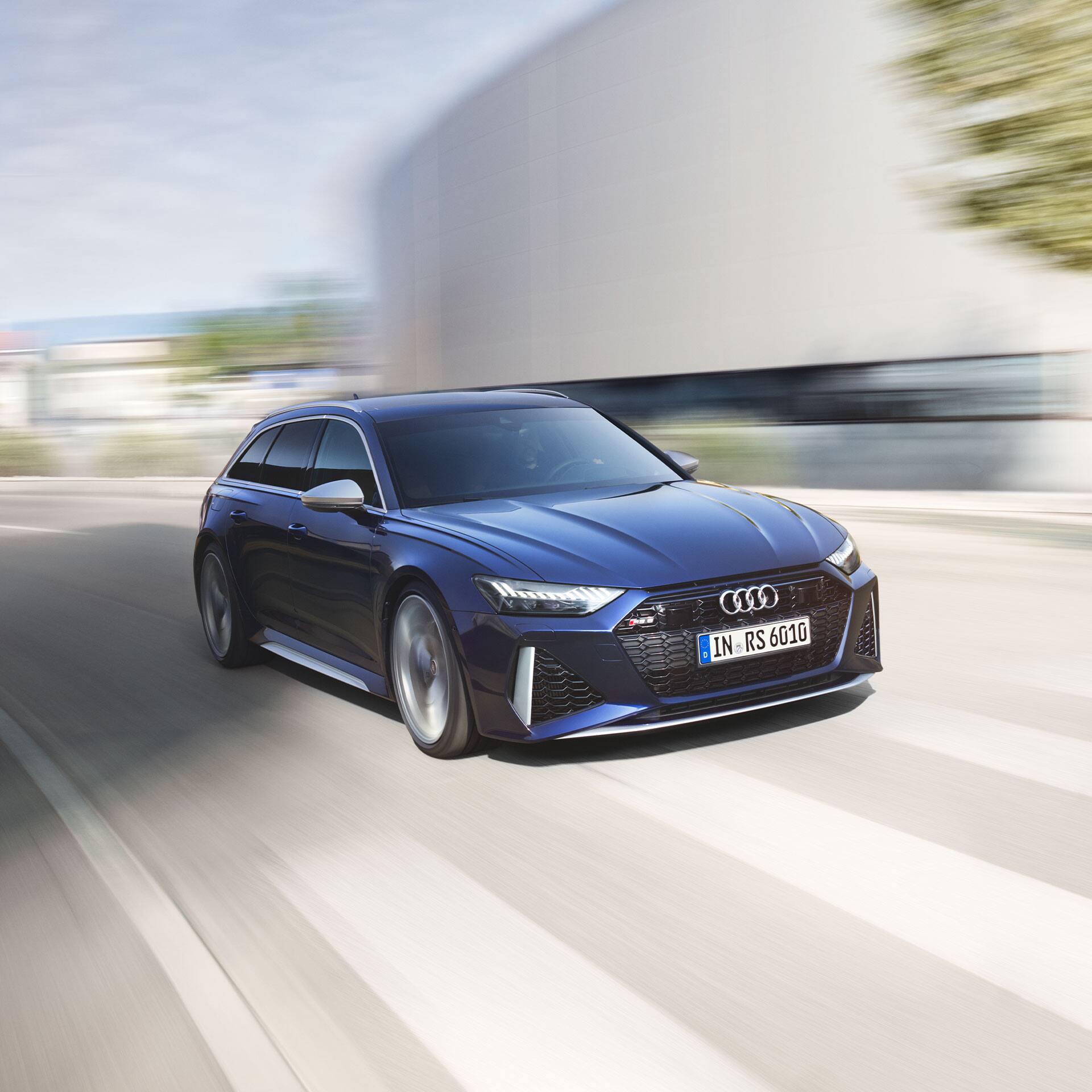 Audi RS 6 Avant în vedere dinamică din față