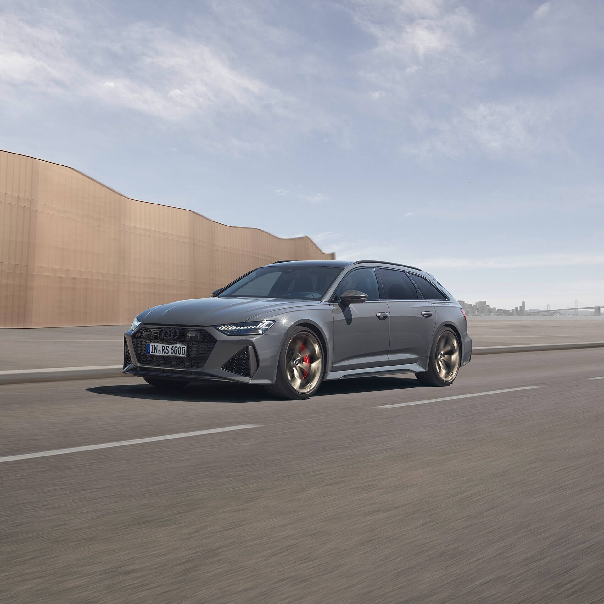 Vista frontal dinâmica do Audi RS 6 Avant