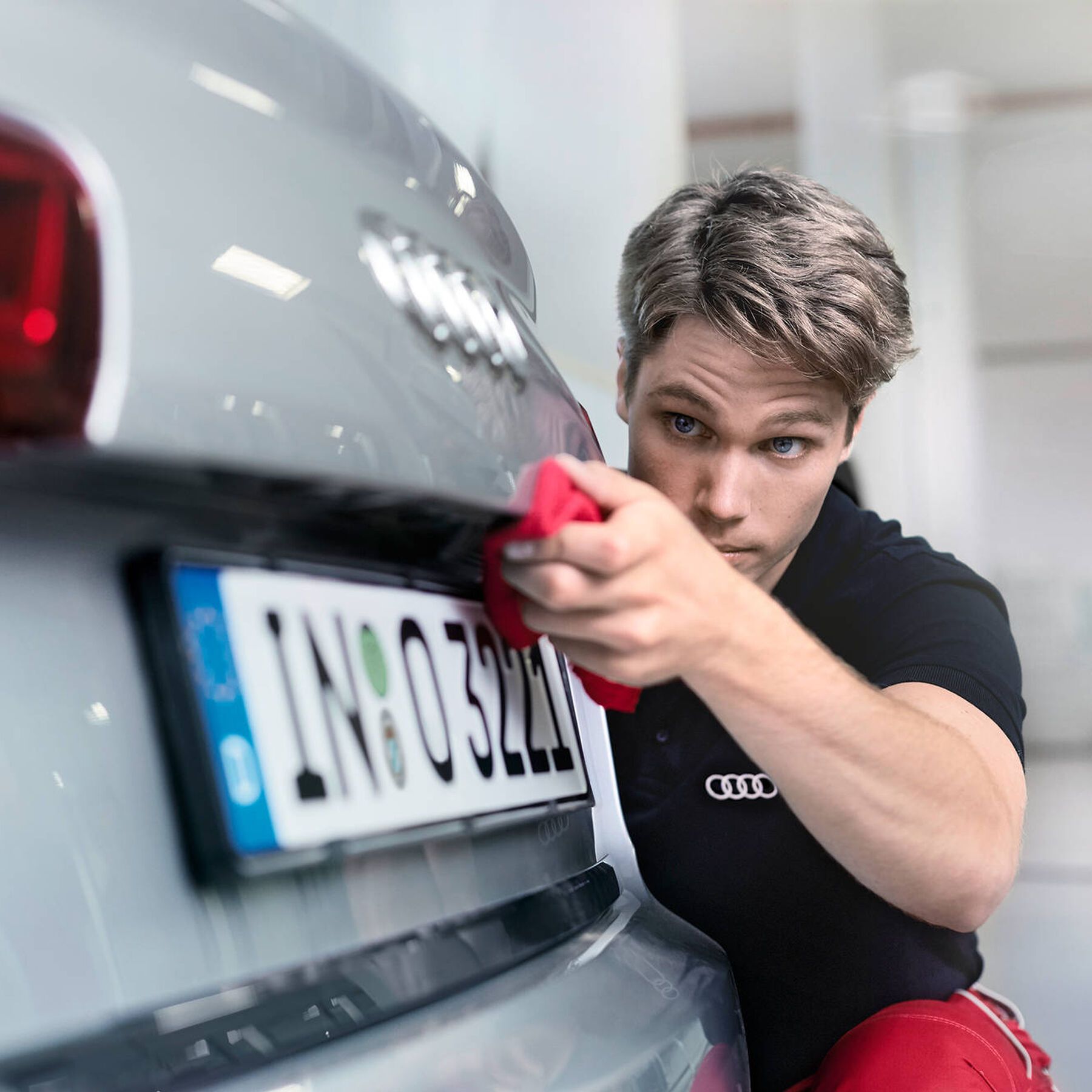 Ein Audi Mechaniker nutzt die Clever Repair Methode um einen Lackschaden zu reparieren