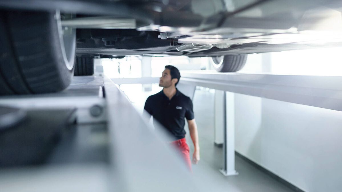 Audi Mechaniker prüft Reifenluftdruck