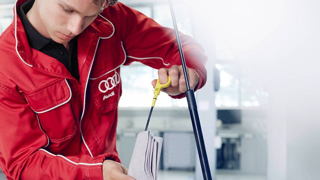 Audi Ölservice durch einen Mechaniker