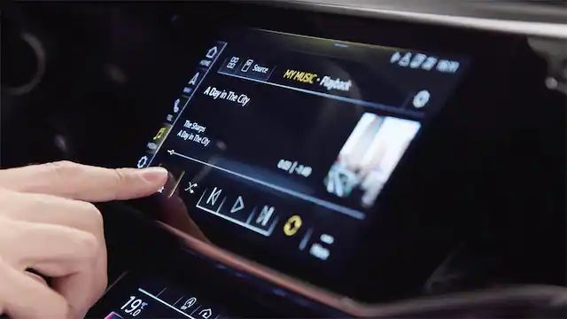 Audi connect wird über das Auto-Display benutzt