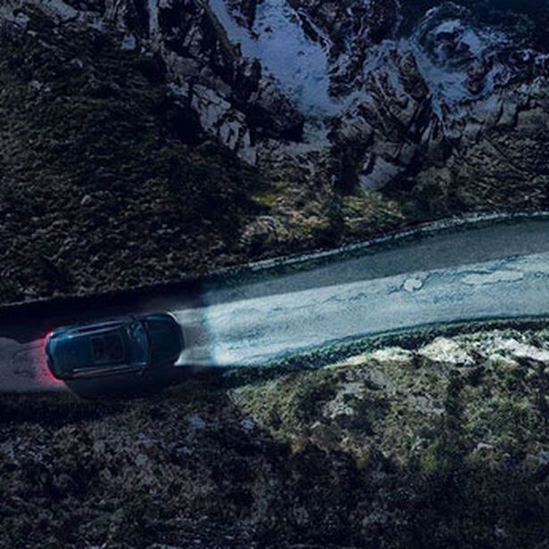 Audi mit Licht Funktionspaket beim Fahren aus Vogelperspektive