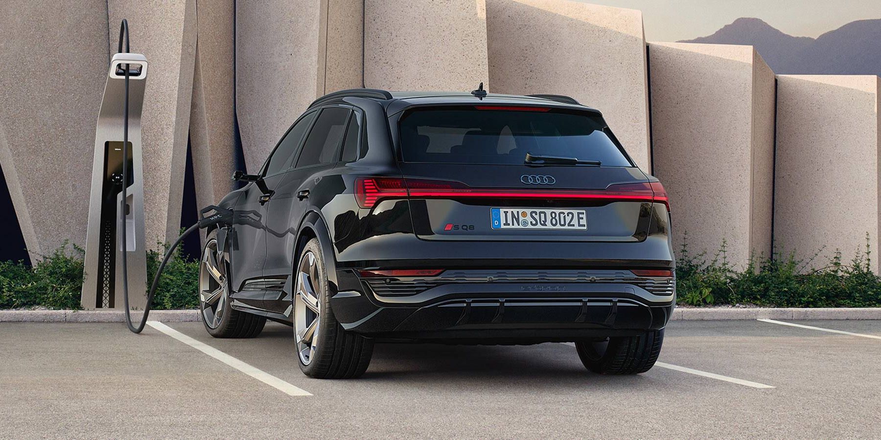 Rückansicht ladend Audi Sq8 e-tron