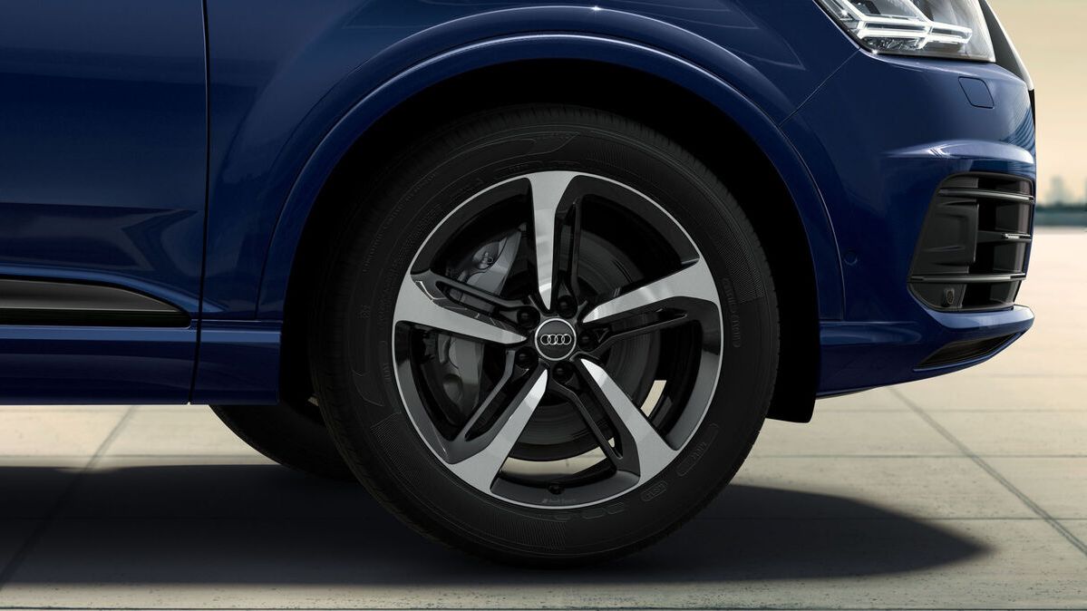 Audi Q7 dunkelblau Detailansicht Reifen und Felge