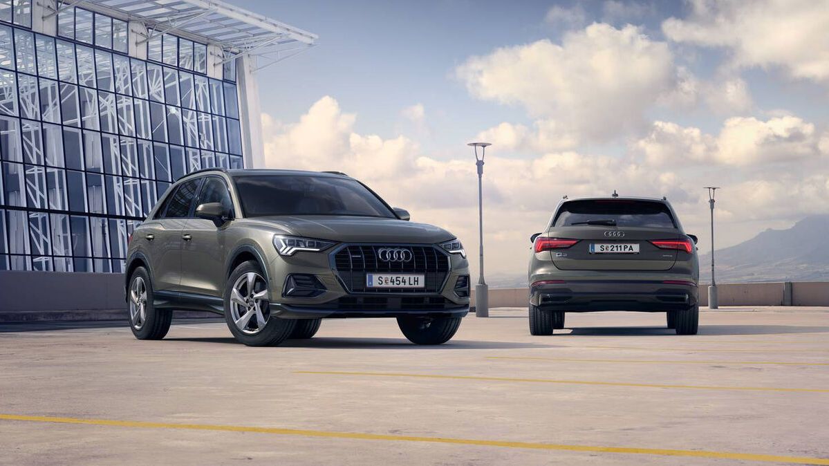 Zwei Audi Q3 Modelle in grau parken auf einem Parkplat z