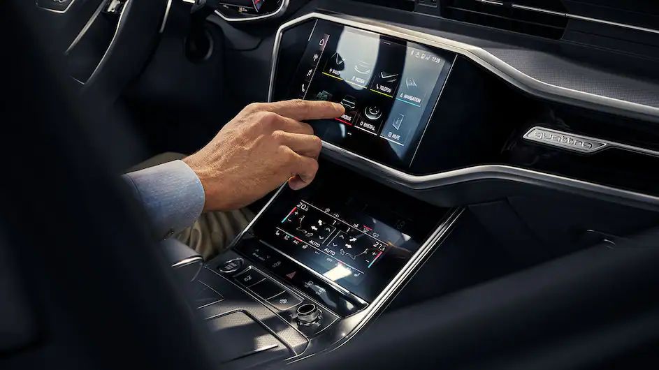 Audi connect wird über das Auto-Display benutzt
