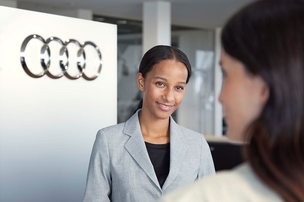 Eine Audi Service Mitarbeiterin im Kundengespräch