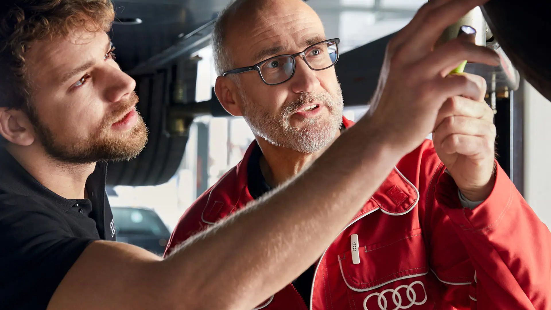 Audi Mechaniker bei der Fahrzeuginspektion