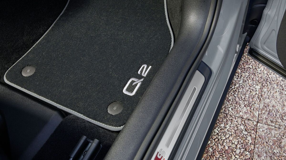 Eine schwarze Audi Fußmatte für den Audi Q2