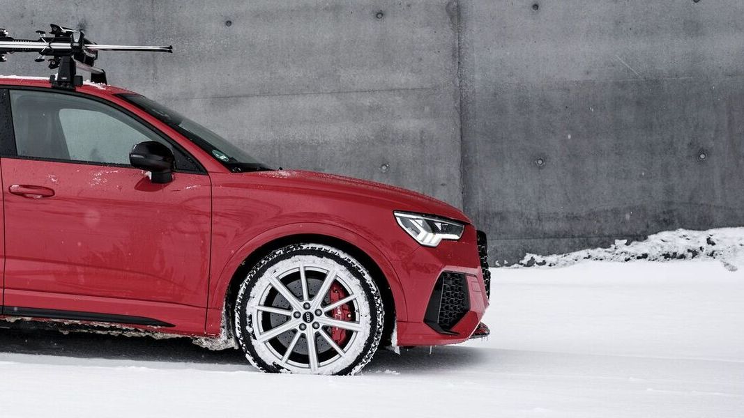 ein Roter Audi mit Audi Ski- und Snowboardhalter
