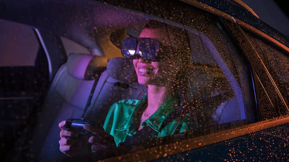 Eine Frau in einem Audi mit einer Virtual Reality Brille