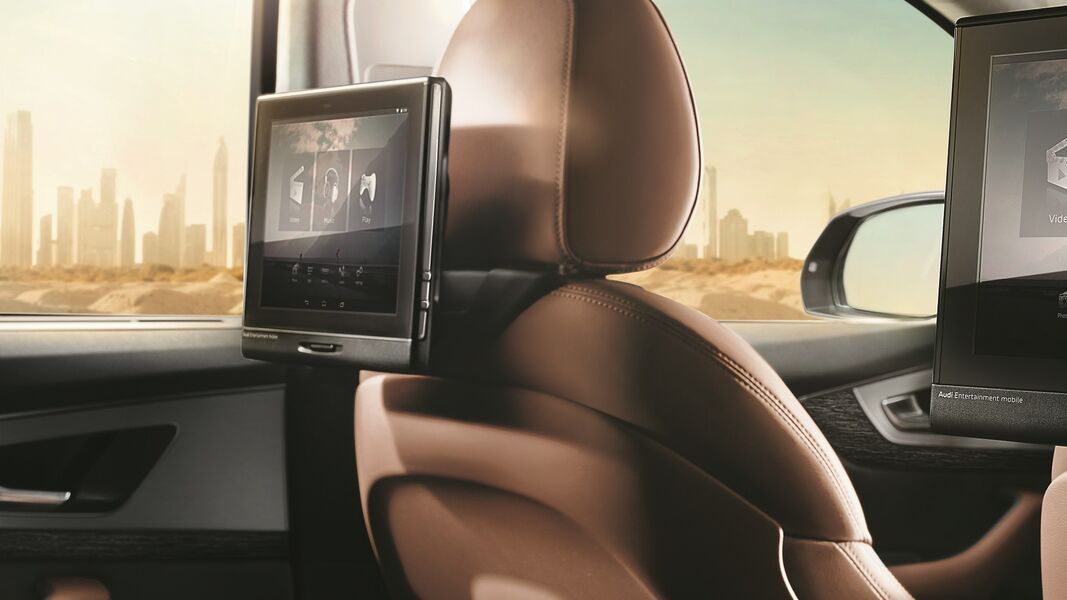 Audi Innenansicht mit integrierten Bildschirmen an den Rücksitzen
