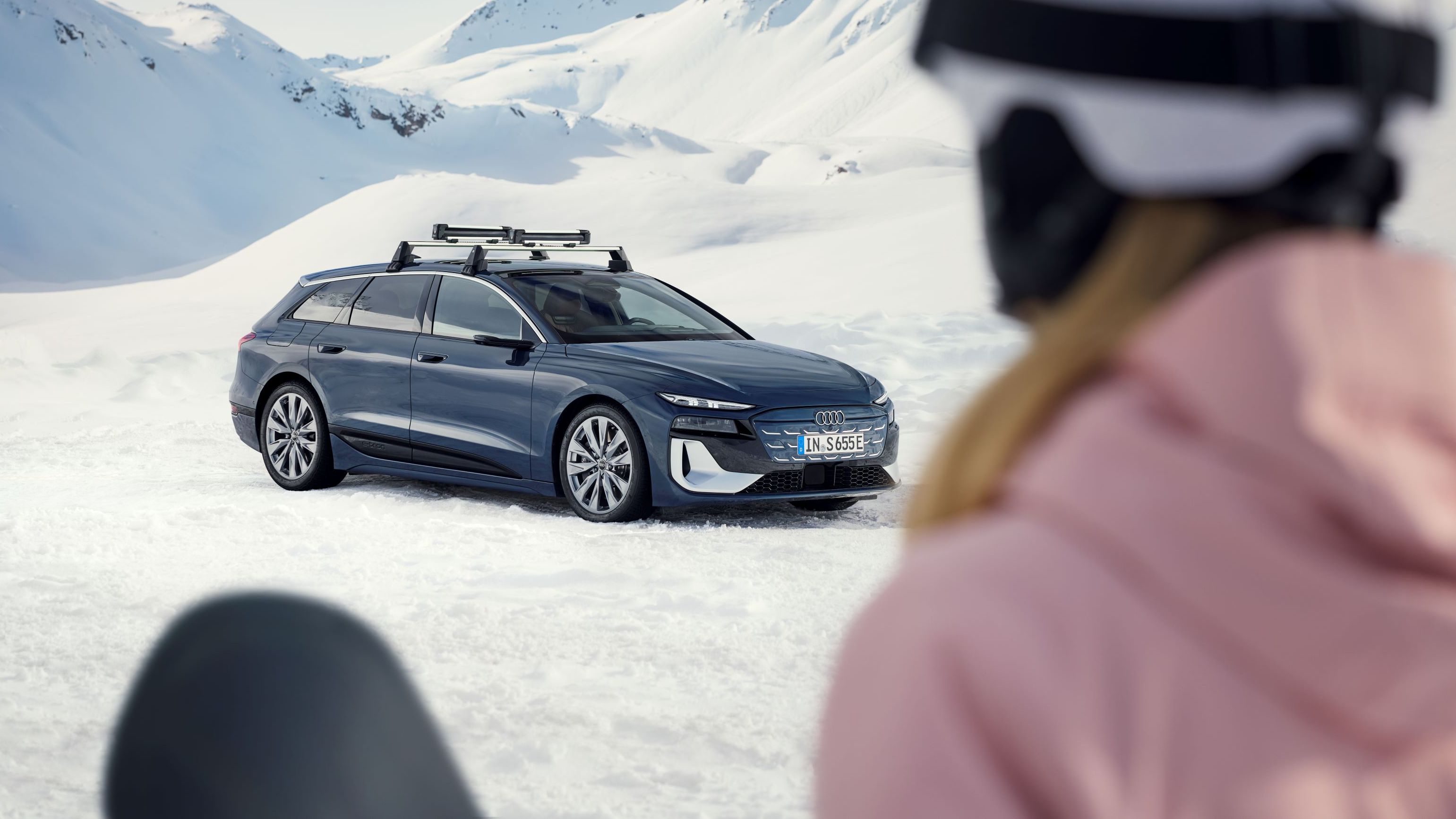 Ein Ski & Snowboardhalter am Dach eines Audi S6