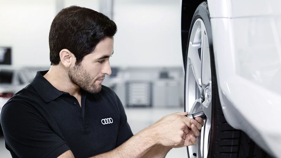Audi Servicemitarbeiter wechselt Räder