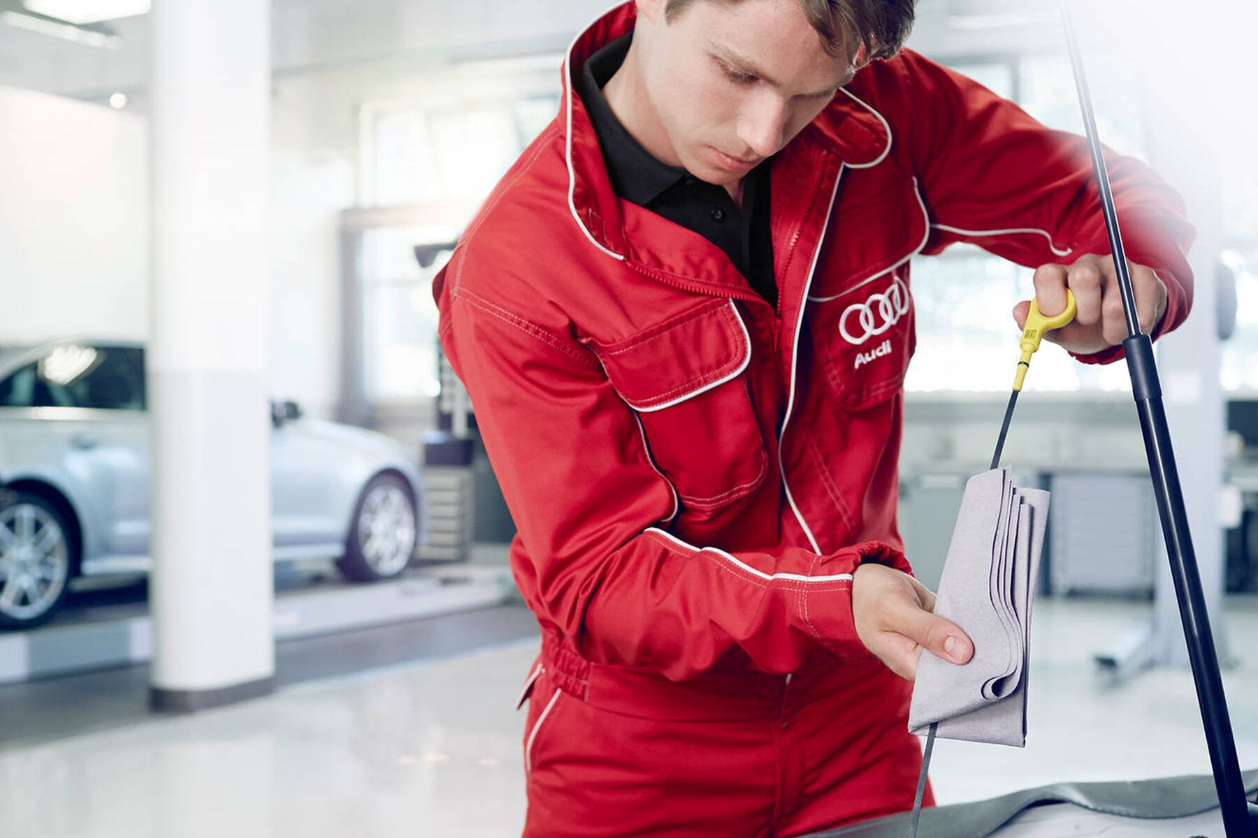 Audi Service Partner beim Ölwechsel