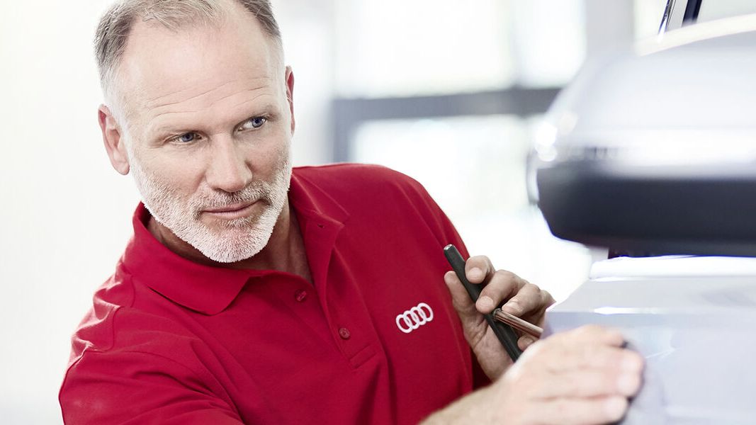 Ein Audi Servicepartner inspiziert einen Audi Lack