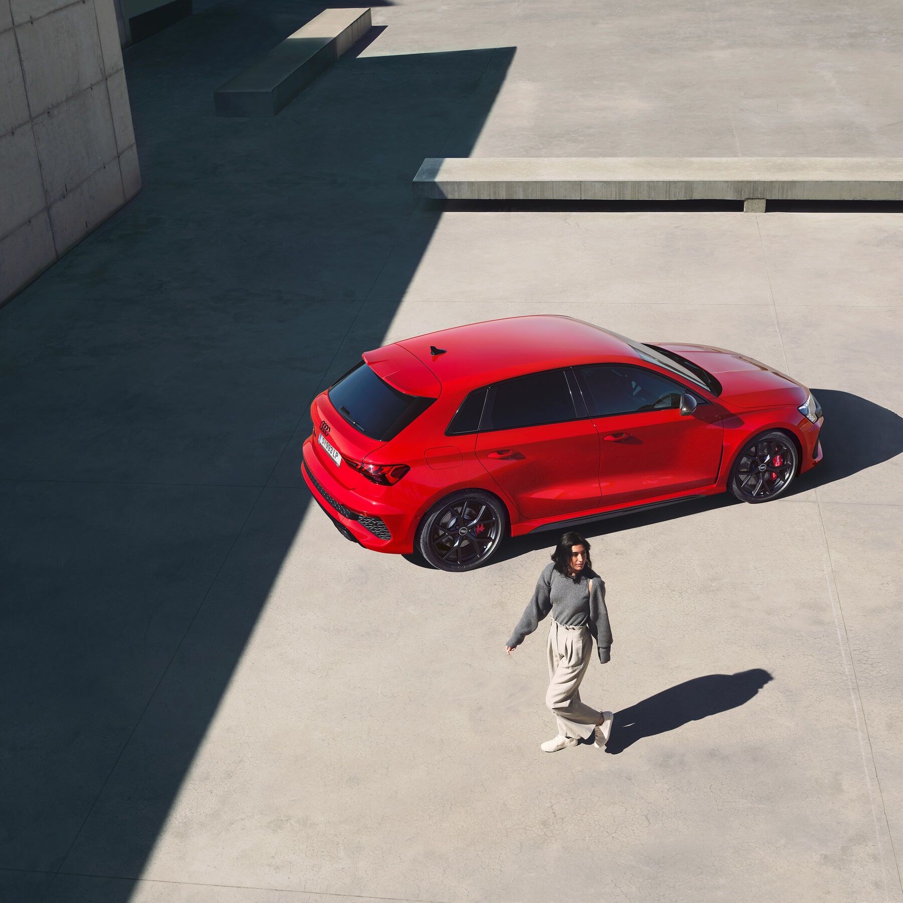 Audi e-tron GT quattro beim Laden an der Ladesäule