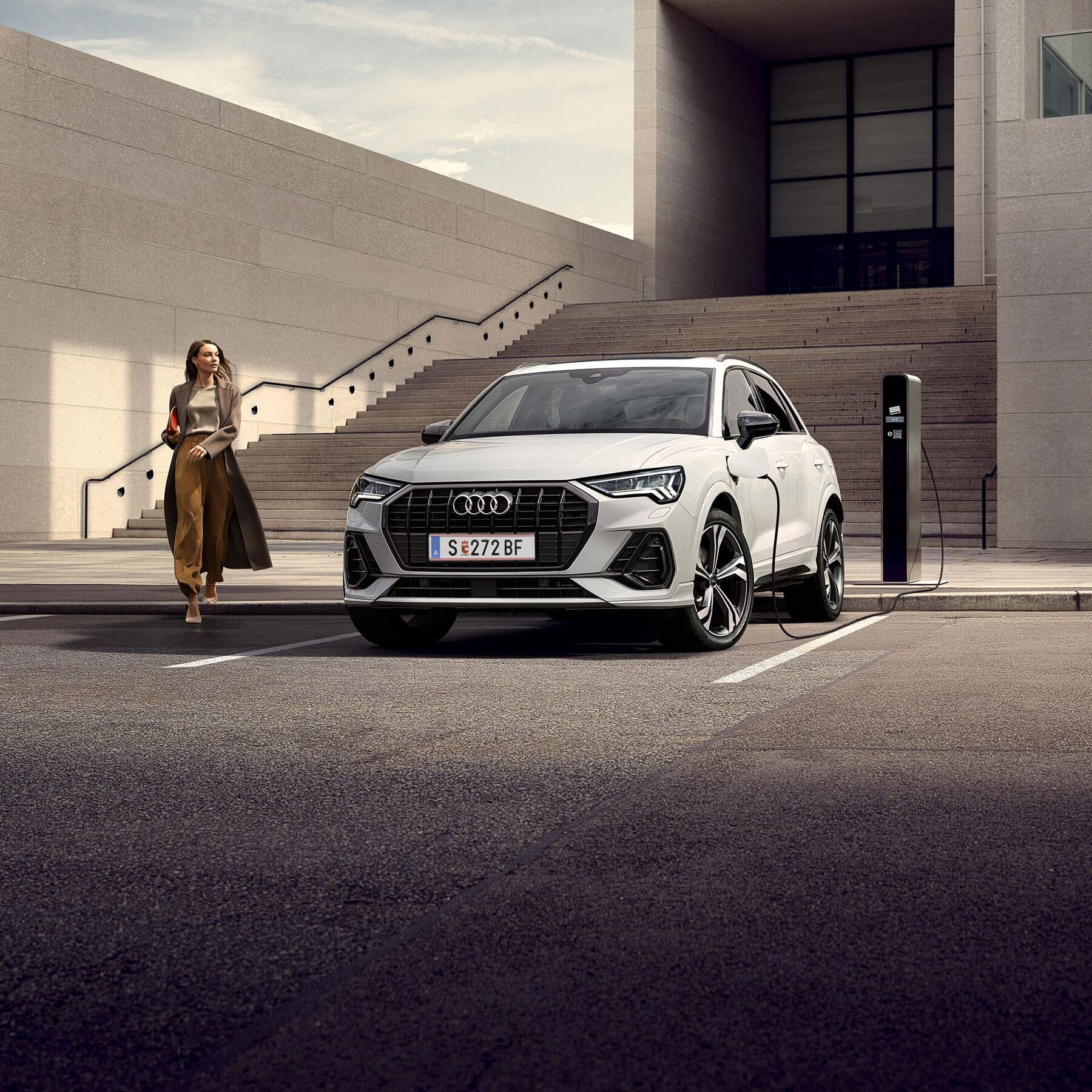Audi A8 60 TFSI e quattro in Silber vor Gebäude