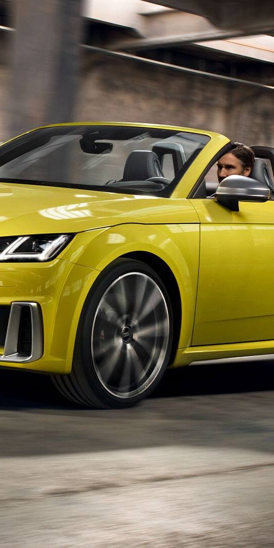 Audi TTS Roadster in dynamischer Fahrt