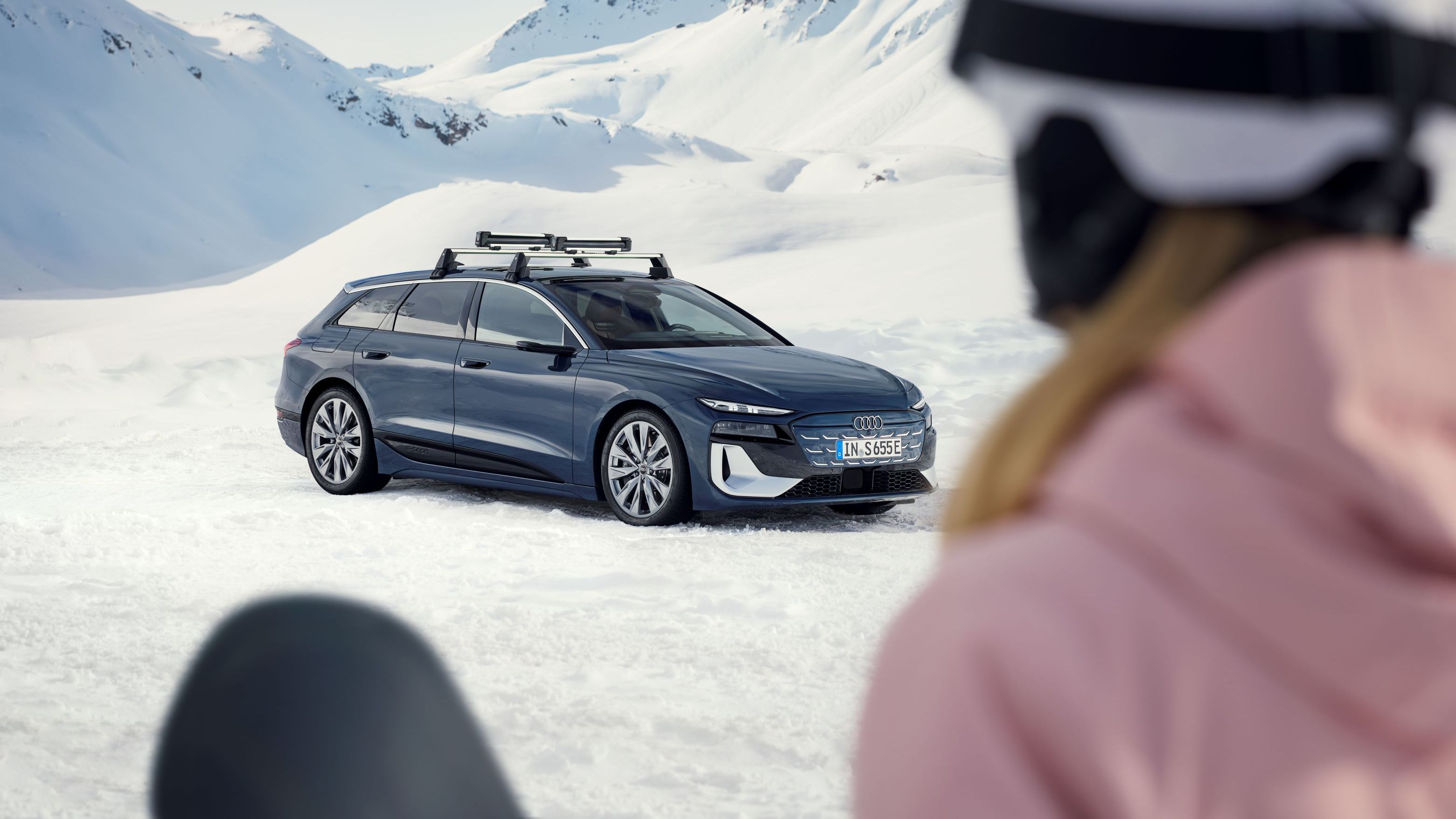 Ein Ski & Snowboardhalter am Dach eines Audi S6