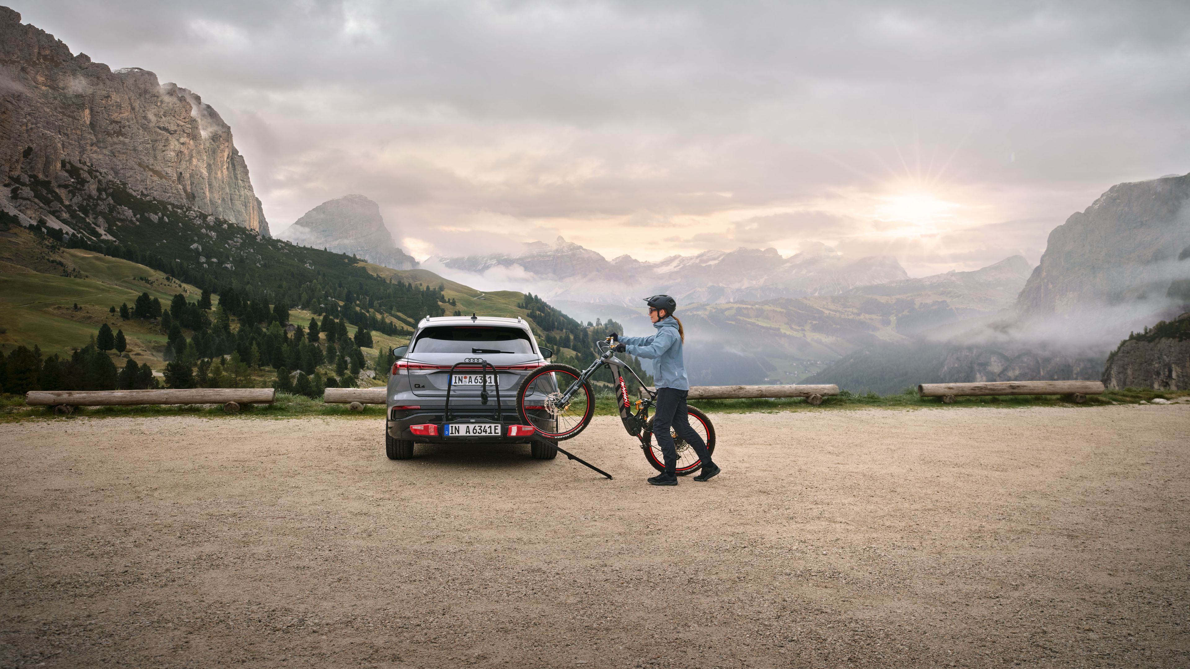 Eine Frau lädt Audi electric mountain bike auf einen Audi