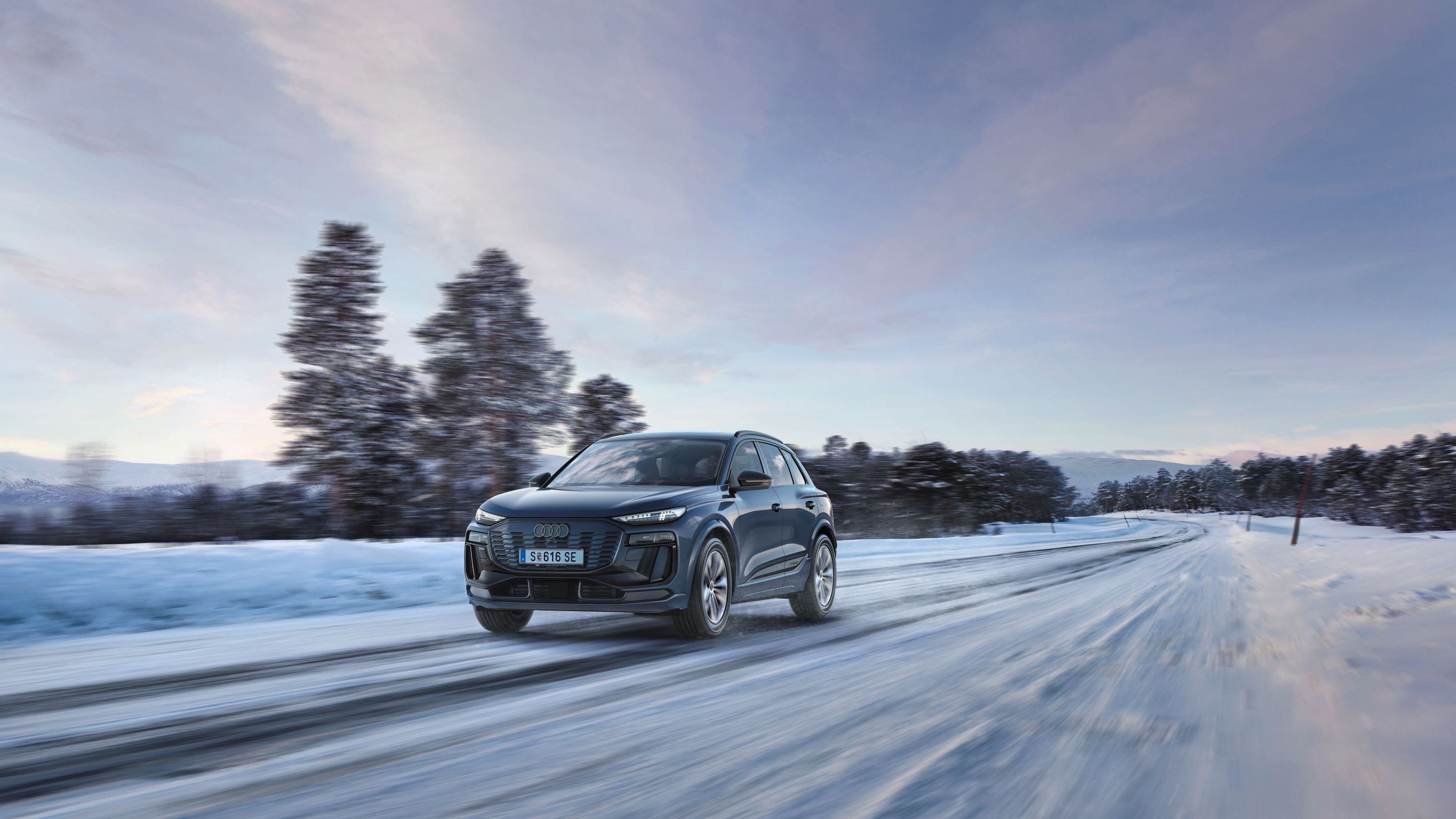 Ein Audi Q6 auf einer winterlichen Straße in voller Fahrt