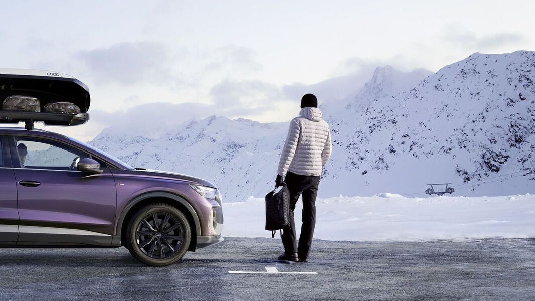 Dachbox ist auf einem violetten Audi montiert